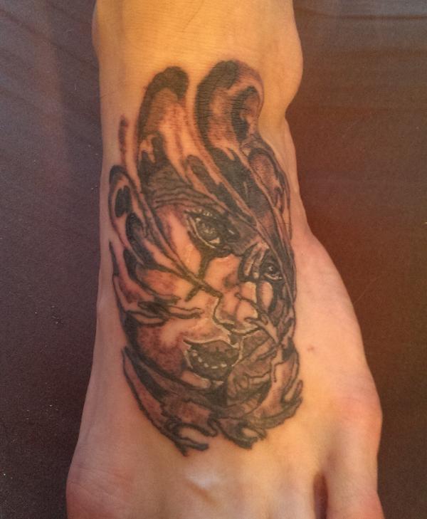 Photo de visage femme, visage, tatouage réalisé par El Diablo Ta2t2o