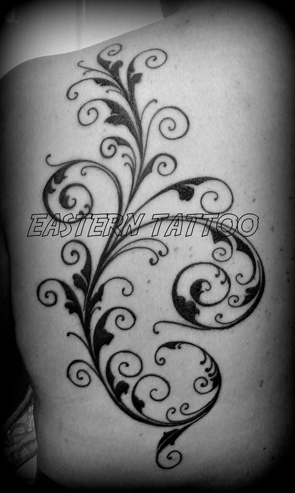 Photo de Voluptes arabesques, fleurs, tatouage réalisé par Eastern Tattoo